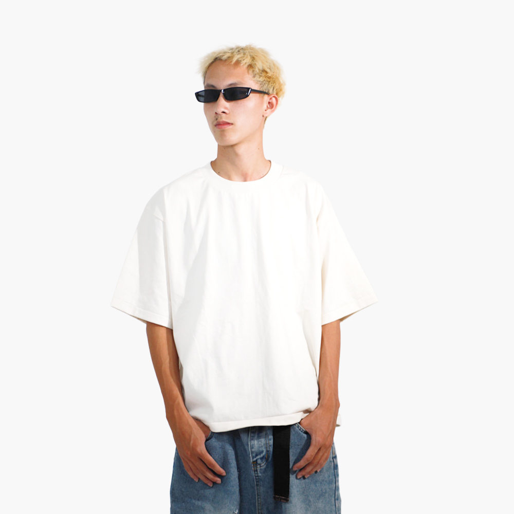 สกรีนเสื้อราคาถูก สุรินทร์ รูปคนใส่เสื้อจริง รุ่น SAVAGE BOXY