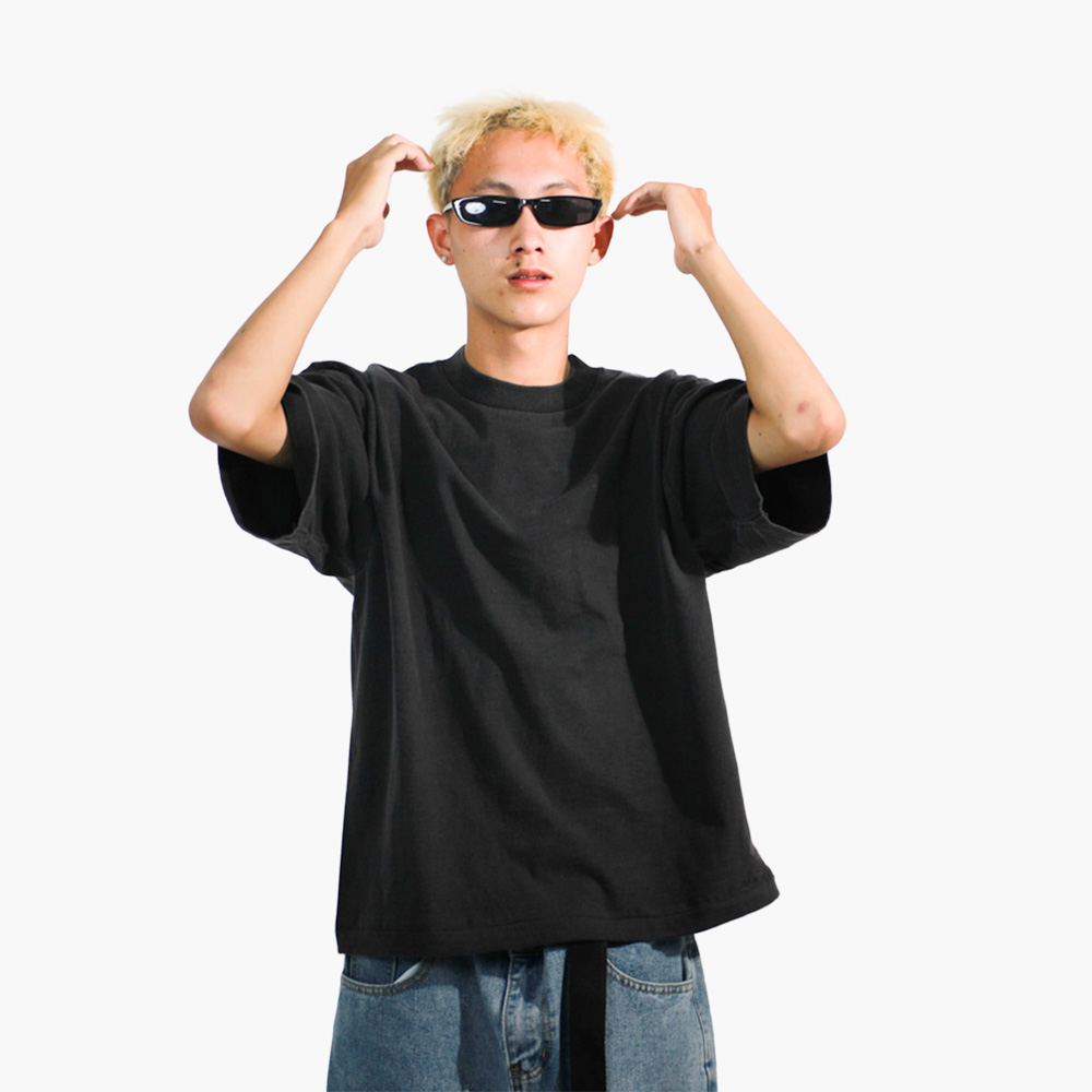 สกรีนเสื้อด่วน นครสวรรค์ รูปคนใส่เสื้อจริง รุ่น SAVAGE BOXY