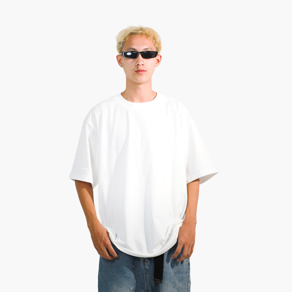 รับสกรีนเสื้อ ร้อยเอ็ด รูปคนใส่เสื้อจริง รุ่น SAVAGE OVERSIZE